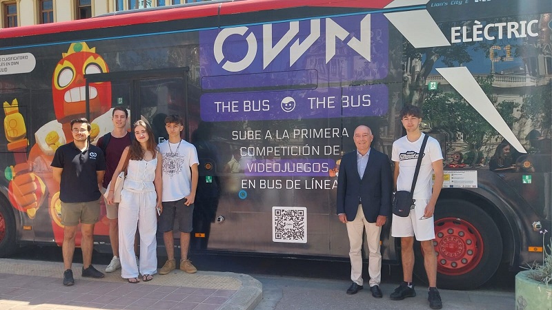 Arranca OWN the Bus, el primer campionat mundial de videojocs en transport públic, a bord dels autobusos d’EMT València