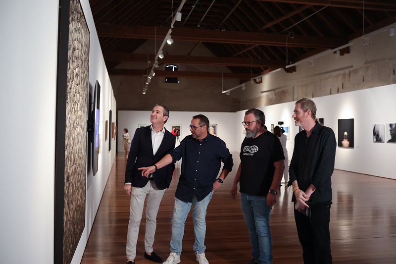 El Centre del Carme inicia la temporada 24-25 con una exposición que reúne fotografías de Josep Renau,Robert Capa, Cartier-Bresson, Wharhol y Anzo